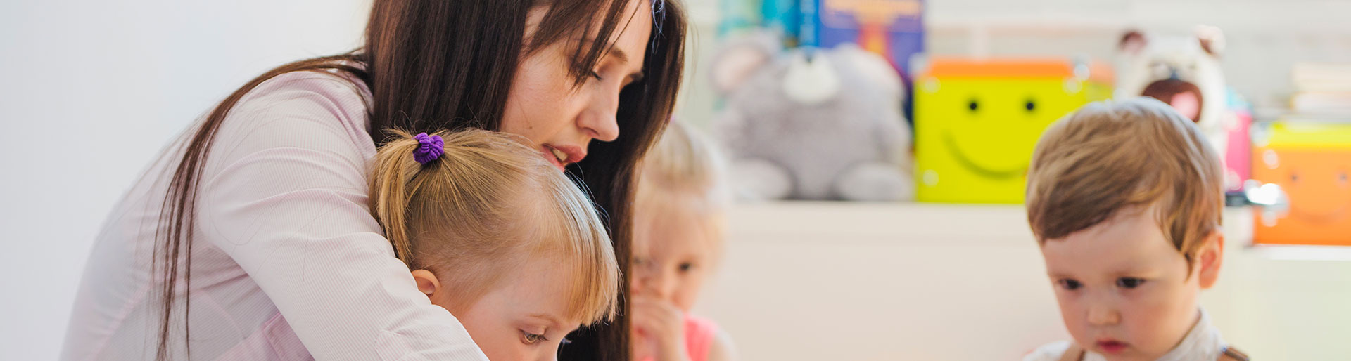 femme s'occupant d'enfants