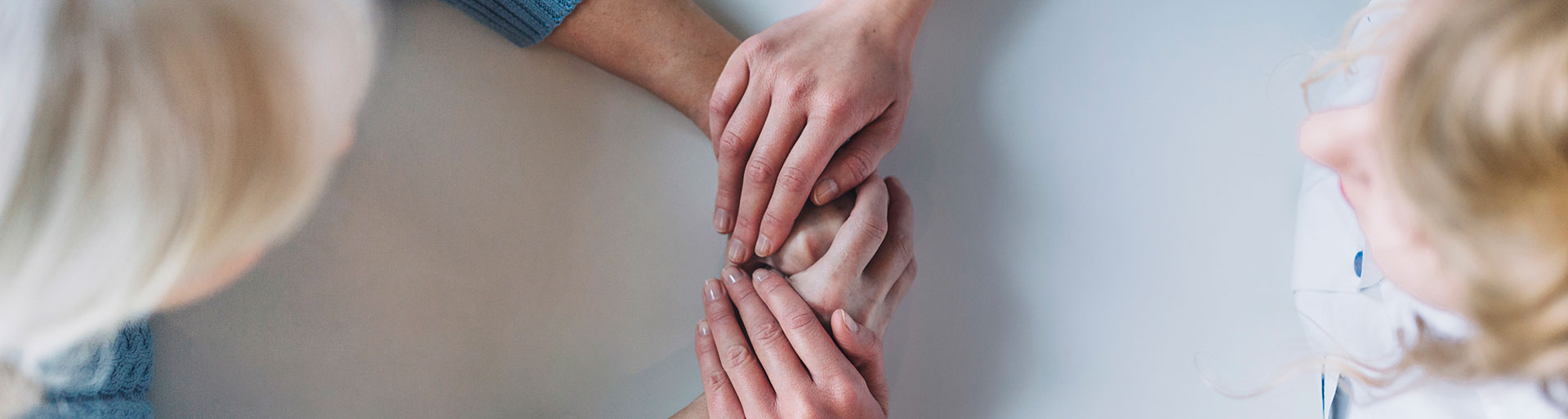 deux femmes se tiennent les mains