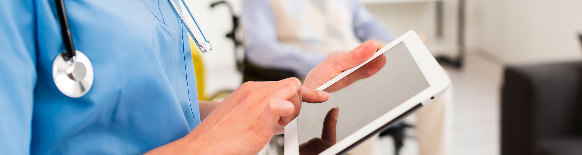 femme sur une tablette maison de retraite