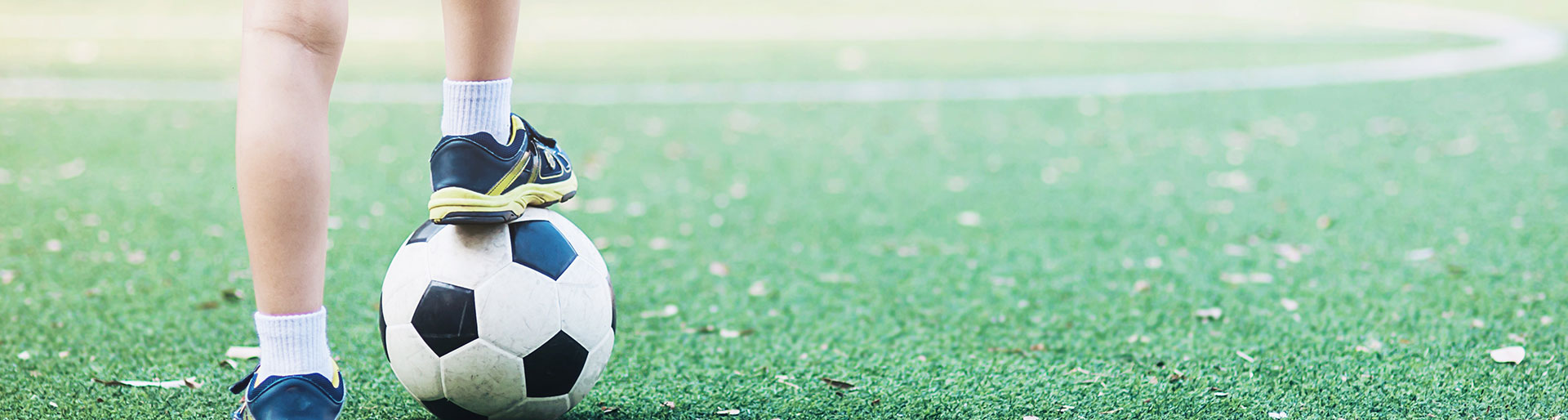 CS MTSL - Enfant jouant au foot sur un terrain synthétique